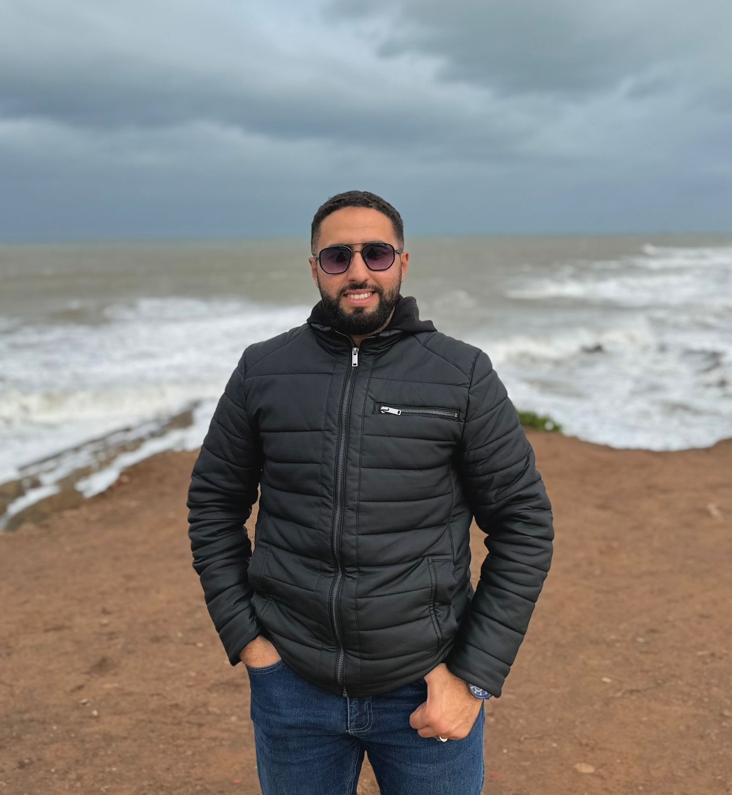 أشرف عاش موظف